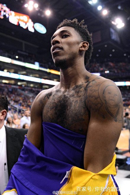 大将风度！贺希宁三分12中6贡献25分4助攻4抢断（尽显大将之风：贺希宁三分12投6中，砍下25分4助攻4抢断）