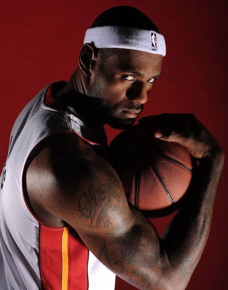 受欢迎！文班罚球时，球馆内响起震耳欲聋MVP欢呼声（人气爆棚！文班罚球瞬间，全场爆发震耳欲聋的“MVP”呼声）