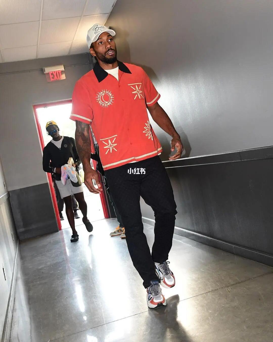 NBA官宣：76人违规罚款10万美元 恩比德赛前状态缺席却登场（NBA宣布对76人罚款10万美元：恩比德赛前标注缺席仍上场）