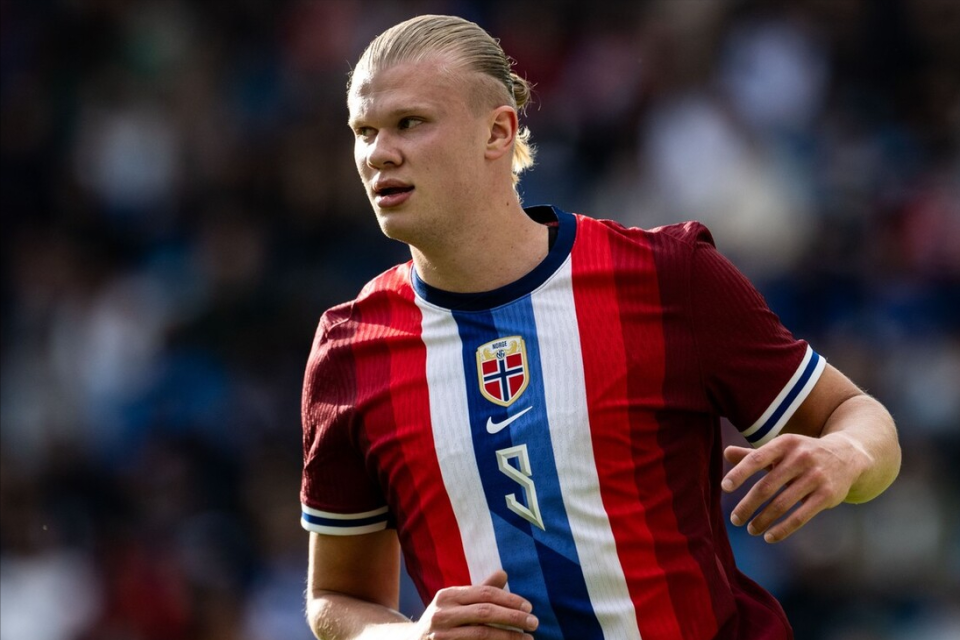 内线捉襟见肘！佩里顶着三犯打满第二节，半场12分6篮板（内线短缺！佩里背三犯撑满次节，半场贡献12分6篮板）