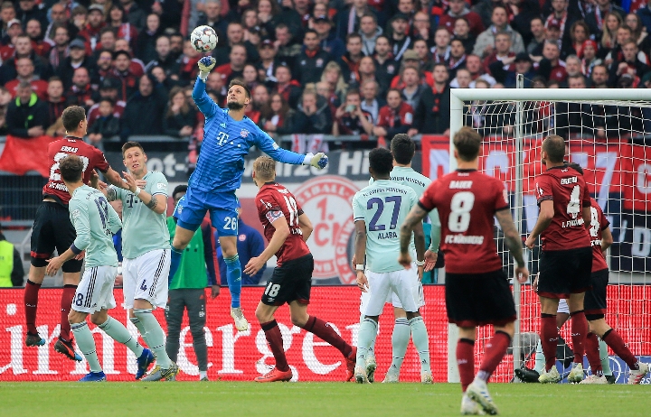 成都金牛公安：蓉城vs河南期间，两名观众做出侮辱性动作被行拘（成都金牛警方通报：蓉城对河南比赛期间，两名观众因侮辱性举动被行拘）