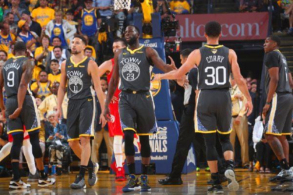 贝尔在心目中的终极球员选择中全选了皇马球员，其中两次选择了自己（贝尔心中的终极球员名单清一色皇马人，且两次将自己选入）