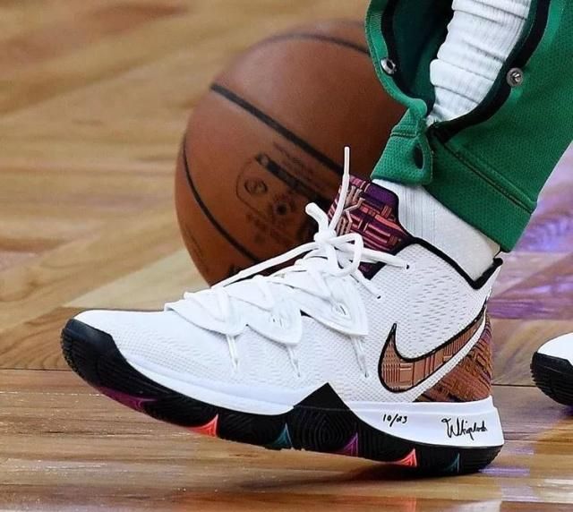 辽宁男篮王哲林末节关键表现（王哲林末节爆发助辽宁男篮锁定胜局）