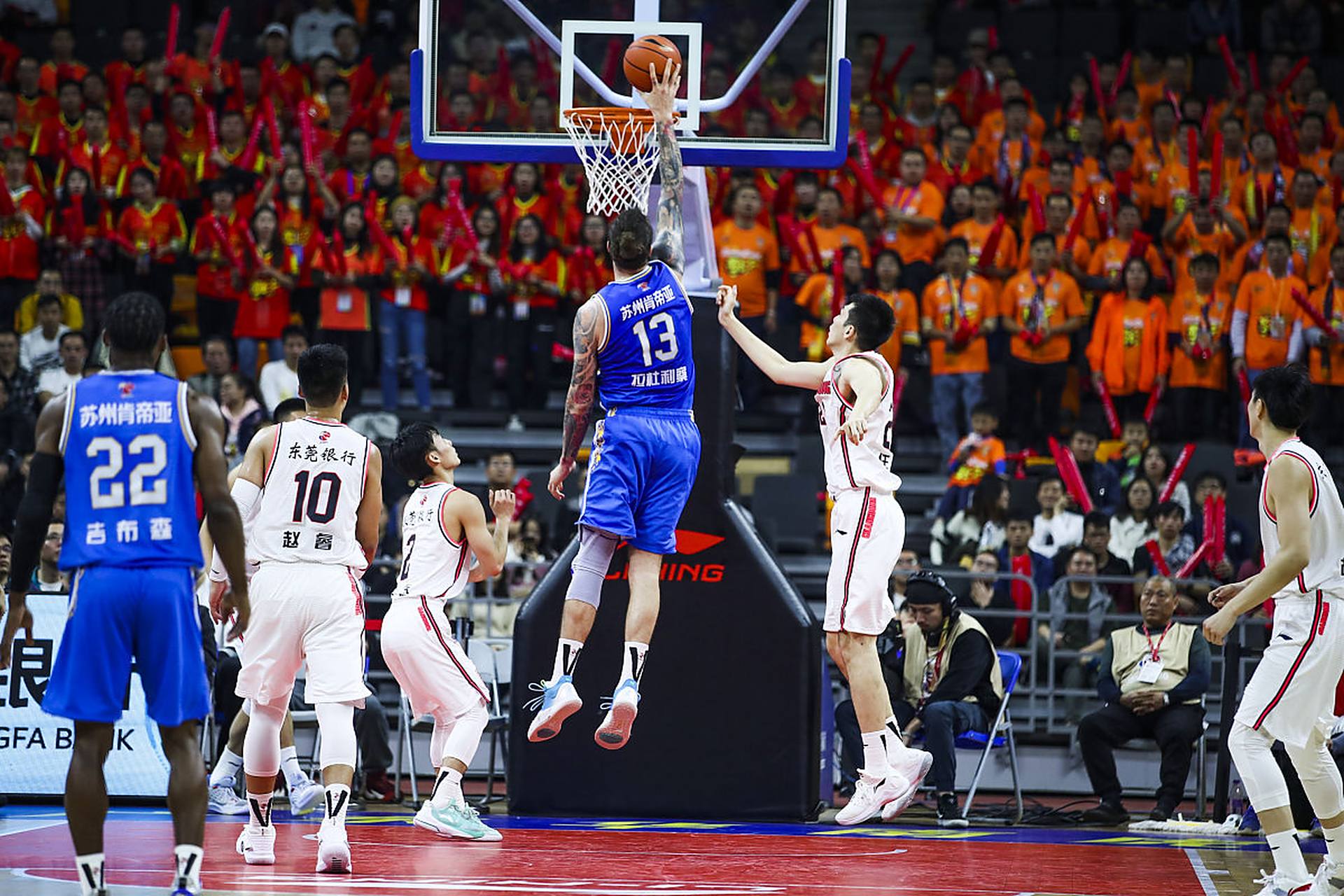 艾顿称自己是防守支柱！雷迪克：防守端他确实发挥了重要作用（艾顿自称防守中流砥柱，雷迪克：他在防守端作用明显）