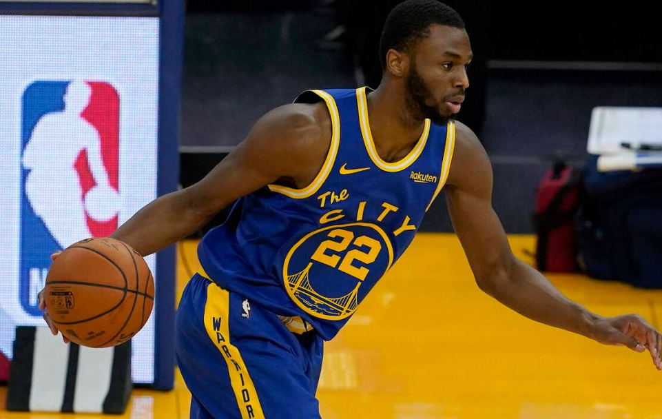 节目效果炸裂！会送斯潘塞啥圣诞礼物？库明加：更多上场时间（综艺效果拉满！圣诞给斯潘塞送啥？库明加：只想要更多上场时间）