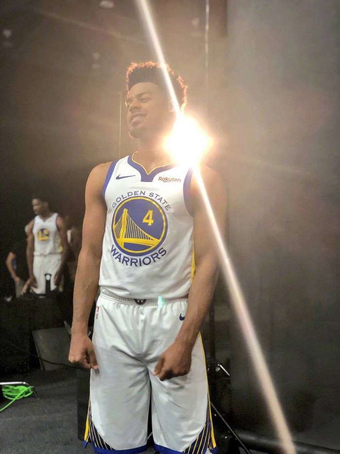 奥莫特的表现引发争议（奥莫特的发挥激起争议）